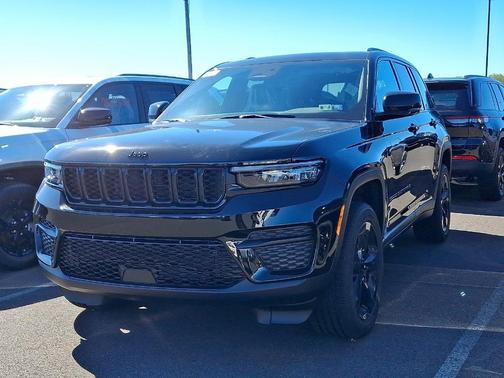 2025 Jeep Grand Cherokee Laredo
