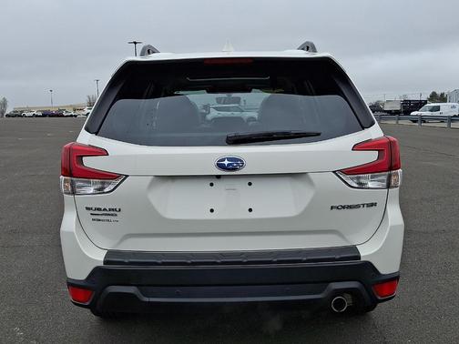 Crystal White Pearl 2023 Subaru Forester Limited