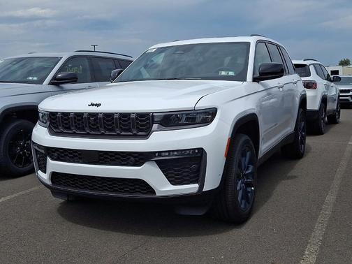 Bright White Clearcoat 2026 Jeep Grand Cherokee Sport