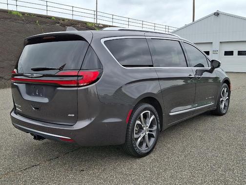 Granite Crystal Clearcoat Metallic 2022 Chrysler Pacifica Pinnacle