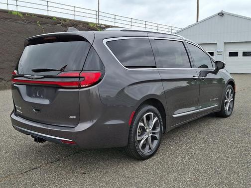 Granite Crystal Clearcoat Metallic 2022 Chrysler Pacifica Pinnacle