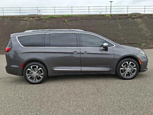 Granite Crystal Clearcoat Metallic 2022 Chrysler Pacifica Pinnacle