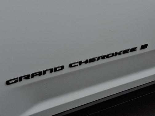 Bright White Clearcoat 2026 Jeep Grand Cherokee Altitude 4x4