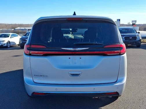 2024 Chrysler Pacifica Touring-L