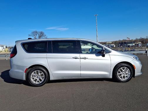 2024 Chrysler Pacifica Touring-L