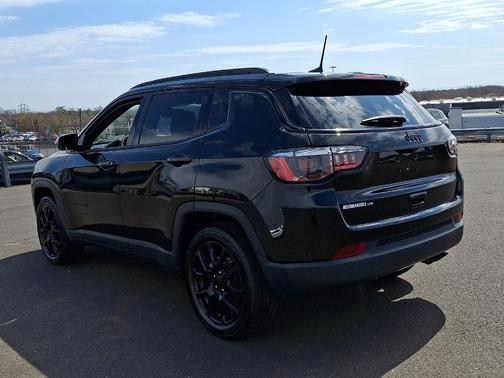 Diamond Black Crystal Pearlcoat 2022 Jeep Compass Altitude