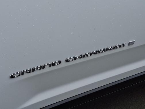 Bright White Clearcoat 2026 Jeep Grand Cherokee Altitude 4x4