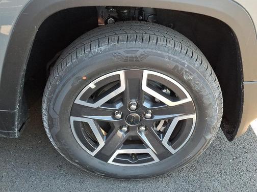 2026 Jeep Cherokee LAREDO/LIMITED