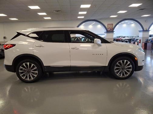Iridescent Pearl Tricoat 2023 Chevrolet Blazer Premier