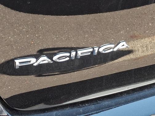 Diamond Black 2027 Chrysler Pacifica SELECT