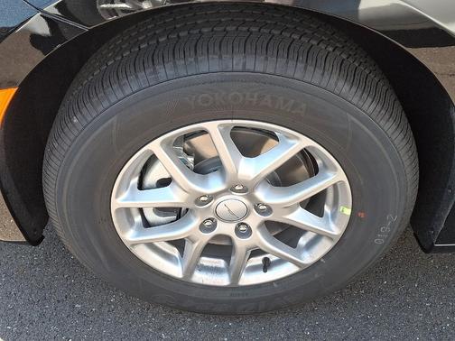 Diamond Black 2027 Chrysler Pacifica SELECT