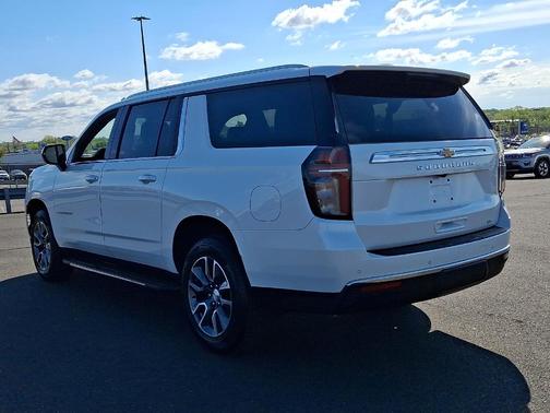 Iridescent Pearl Tricoat 2023 Chevrolet Suburban LT