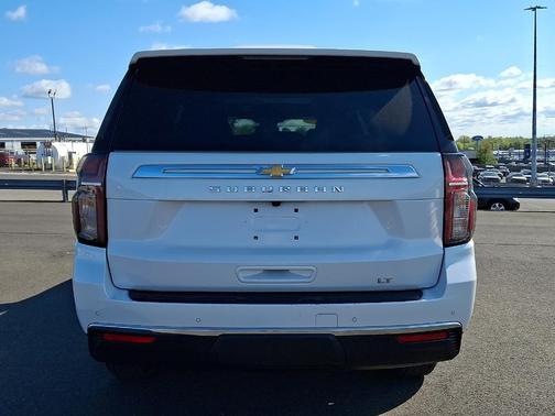 Iridescent Pearl Tricoat 2023 Chevrolet Suburban LT