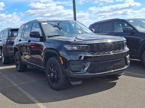 2025 Jeep Grand Cherokee Laredo