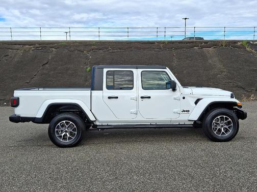 2024 Jeep Gladiator Sport