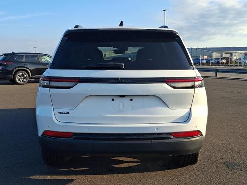 Bright White Clearcoat 2023 Jeep Grand Cherokee Altitude
