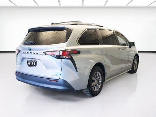 2022 Toyota Sienna LE
