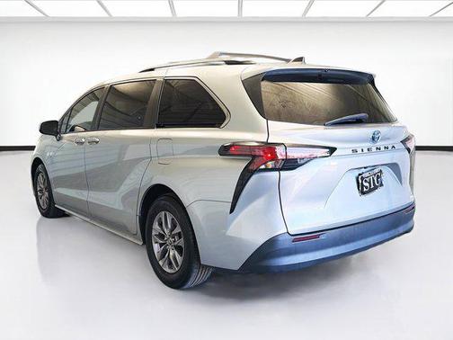 2022 Toyota Sienna LE