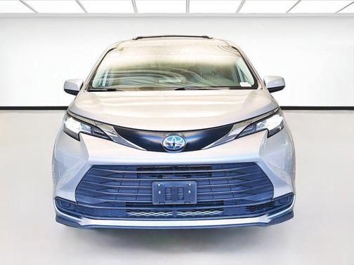 2022 Toyota Sienna LE