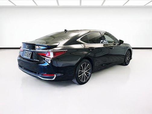 2023 Lexus ES 300h Base