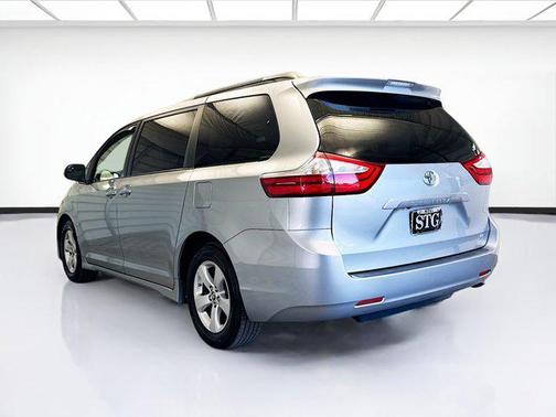 2018 Toyota Sienna LE