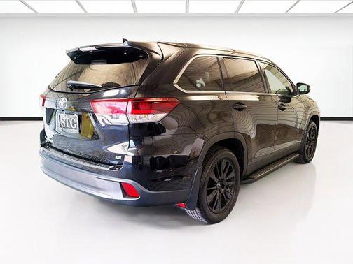 Midnight Black Metallic 2019 Toyota Highlander SE