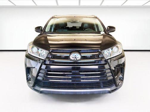 Midnight Black Metallic 2019 Toyota Highlander SE