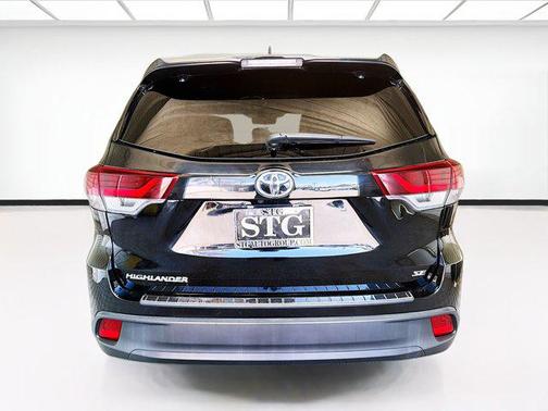 Midnight Black Metallic 2019 Toyota Highlander SE