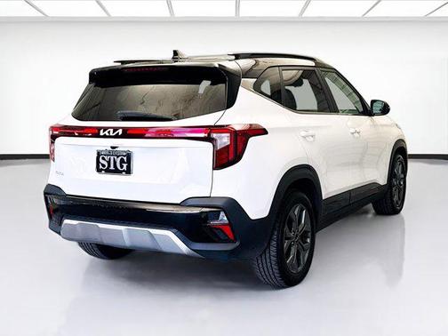 Clear White/Black Roof 2024 Kia Seltos S