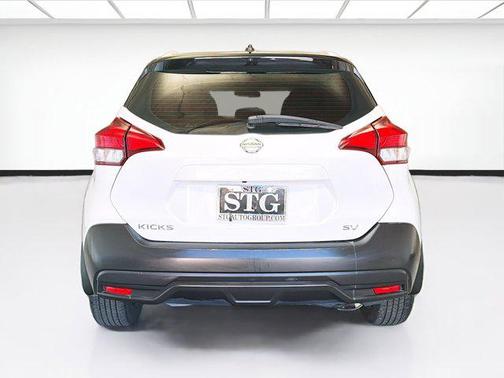 Aspen White/Super Black 2019 Nissan Kicks SV