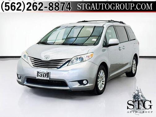 Silver Sky Metallic 2017 Toyota Sienna XLE