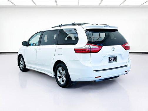 2019 Toyota Sienna LE