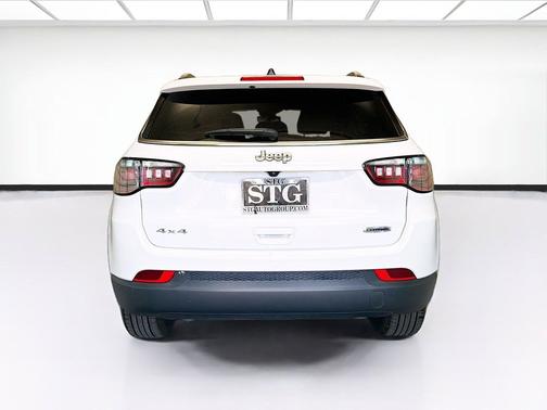 Bright White Clearcoat 2024 Jeep Compass Latitude