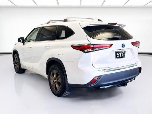 2022 Toyota Highlander Hybrid XLE