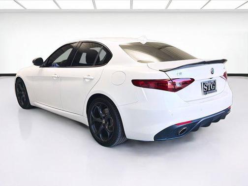 Trofeo White Tri-Coat 2017 Alfa Romeo Giulia Ti