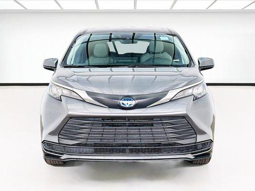 2025 Toyota Sienna LE