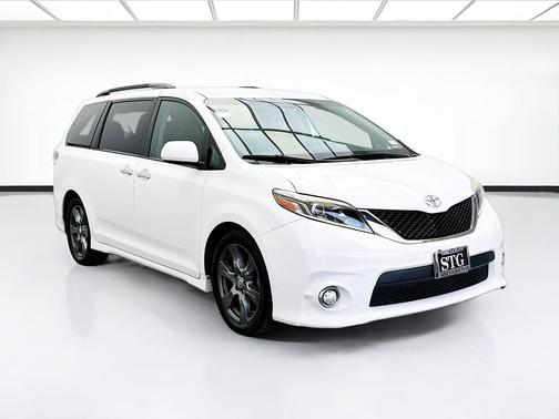Super White 2017 Toyota Sienna SE