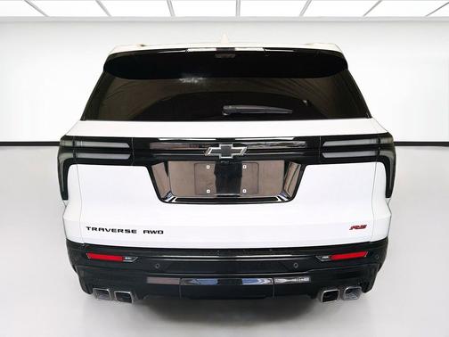 Iridescent Pearl Tricoat 2024 Chevrolet Traverse RS