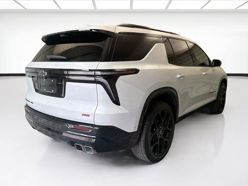 Iridescent Pearl Tricoat 2024 Chevrolet Traverse RS