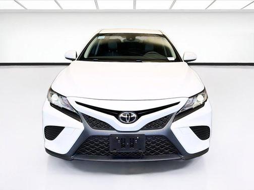 Super White 2018 Toyota Camry SE