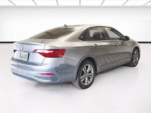 Platinum Gray Metallic 2022 Volkswagen Jetta 1.5T SE