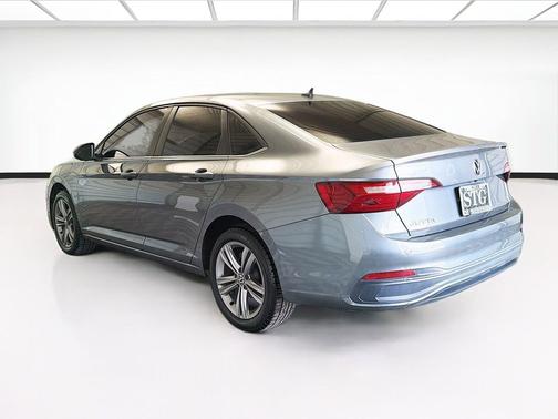 Platinum Gray Metallic 2022 Volkswagen Jetta 1.5T SE