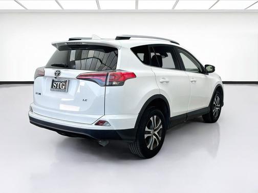 Super White 2018 Toyota RAV4 LE