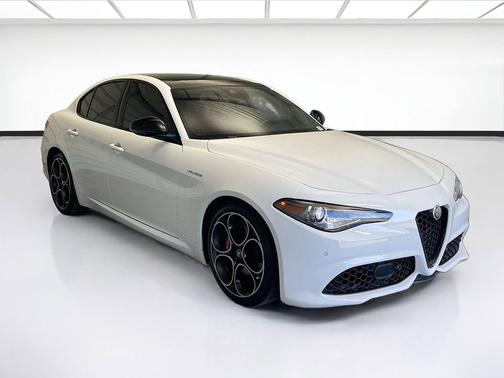 Alfa White 2023 Alfa Romeo Giulia Veloce RWD