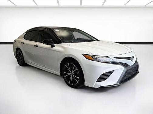 Super White 2019 Toyota Camry SE