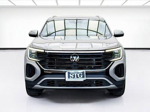 Platinum Gray Metallic 2025 Volkswagen Atlas Cross Sport 2.0T SE