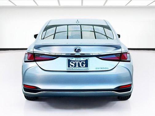 2022 Lexus ES 300h Base