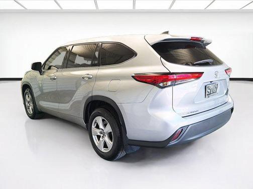 Midnight Black Metallic 2022 Toyota Highlander LE