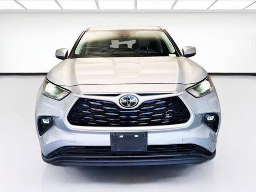 Midnight Black Metallic 2022 Toyota Highlander LE
