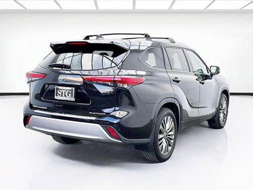 2021 Toyota Highlander Hybrid Platinum